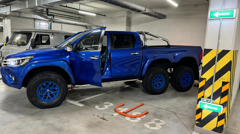 «Таких машин в мире 2 штуки». В России продают уникальную шестиколесную Toyota Hilux от Arctic Trucks